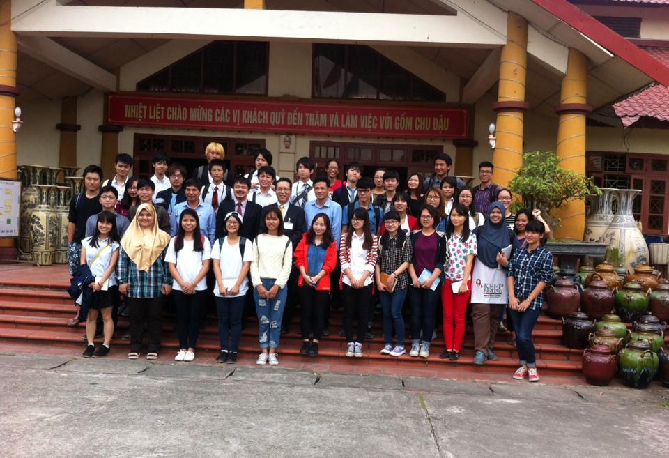 Đoàn sinh viên Nhật Bản – Việt Nam trong chuyến tham quan làng gốm Chu Đậu