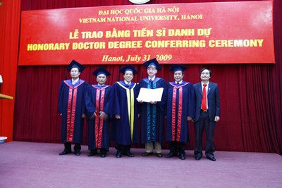 GS. Tom Cannon (thứ ba từ phải sang) chụp ảnh lưu niệm cùng lãnh đạo Đại học Quốc gia Hà Nội và lãnh đạo Trường Đại học Kinh tế - ĐHQGHN.